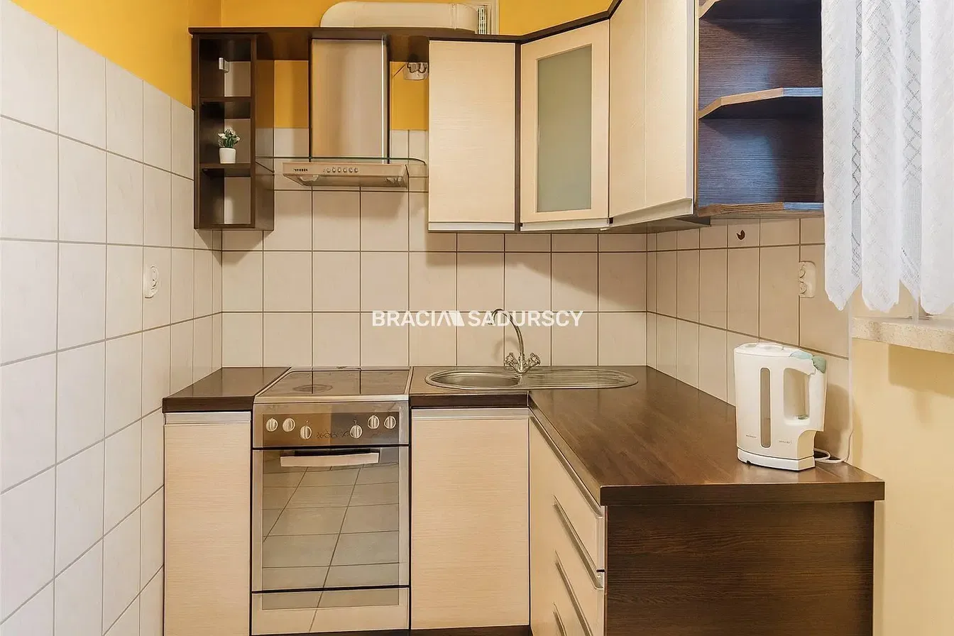 Кухня; кухненски уреди, дървен под, естествена светлина, модерен стил, ремонтиран