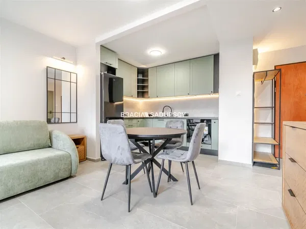 Soggiorno; pavimento in legno, luce naturale, stile moderno, soffitti alti