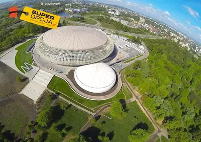 Salon; parquet, lumière naturelle, style moderne, hauteur sous plafond