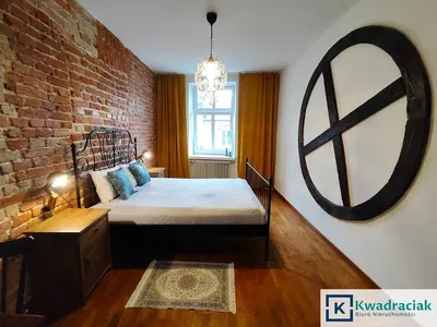 Soggiorno; pavimento in legno, luce naturale, stile moderno, soffitti alti