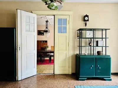 Keuken; keukenapparatuur, houten vloer, natuurlijk licht, moderne stijl, gerenoveerd