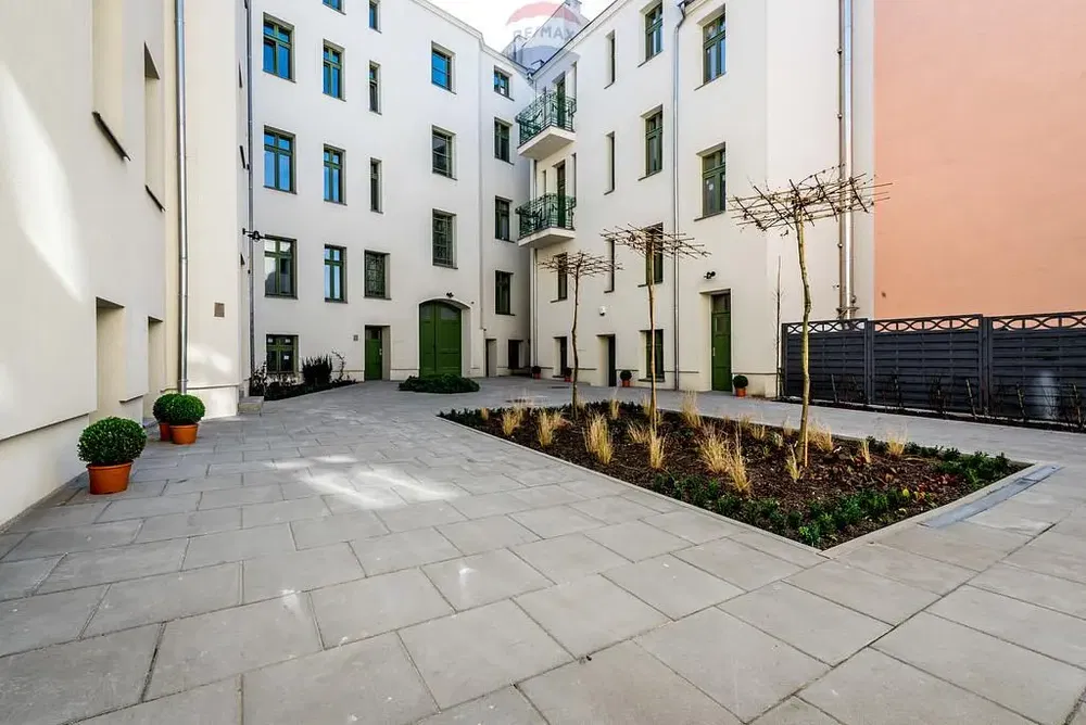 Woonkamer; houten vloer, natuurlijk licht, moderne stijl, hoge plafonds