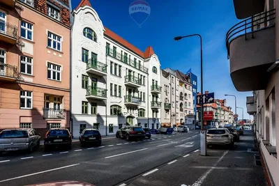 Woonkamer; houten vloer, natuurlijk licht, moderne stijl, hoge plafonds