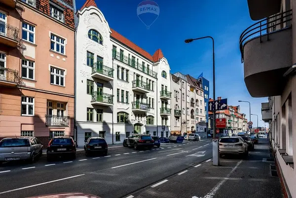 Woonkamer; houten vloer, natuurlijk licht, moderne stijl, hoge plafonds