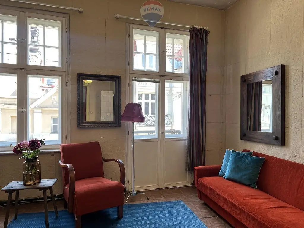 Woonkamer; houten vloer, natuurlijk licht, moderne stijl, hoge plafonds