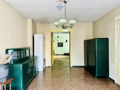 Woonkamer; houten vloer, natuurlijk licht, moderne stijl, hoge plafonds