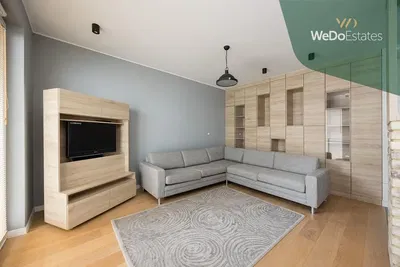 Salon; parquet, lumière naturelle, style moderne, hauteur sous plafond