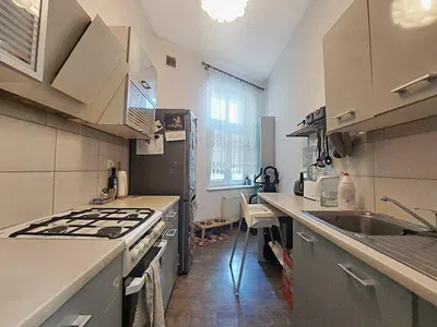 Salon; podłoga drewniana, światło dzienne, styl nowoczesny, wysokie sufity