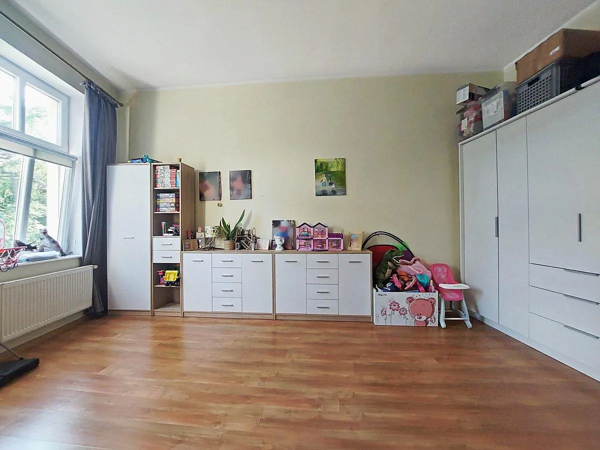 Kuchnia; sprzęt kuchenny, podłoga drewniana, światło dzienne, styl nowoczesny, wyremontowany