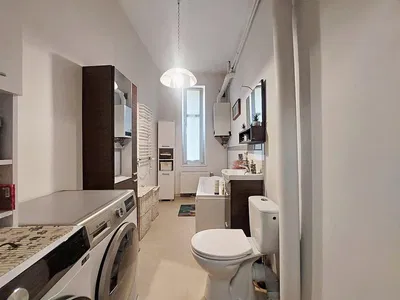 Salon; podłoga drewniana, światło dzienne, styl nowoczesny, wysokie sufity