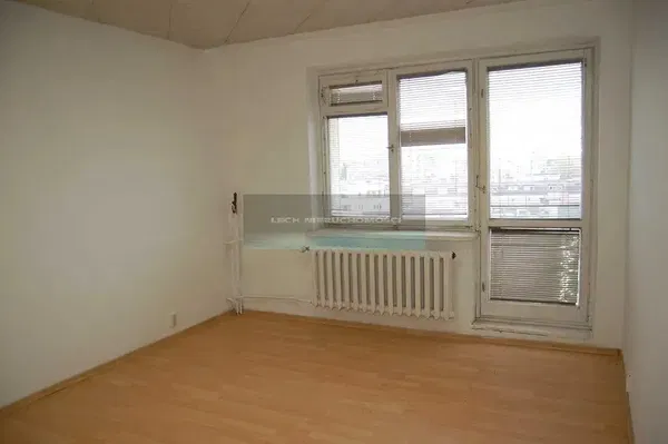 Salon; parquet, lumière naturelle, style moderne, hauteur sous plafond