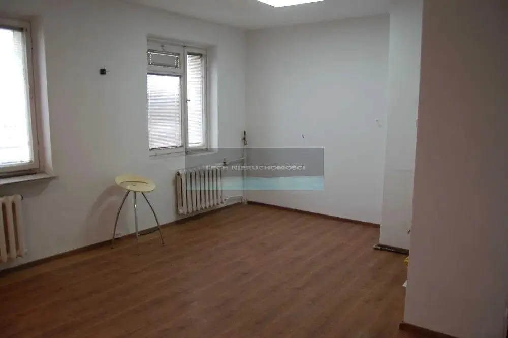 Salon; parquet, lumière naturelle, style moderne, hauteur sous plafond