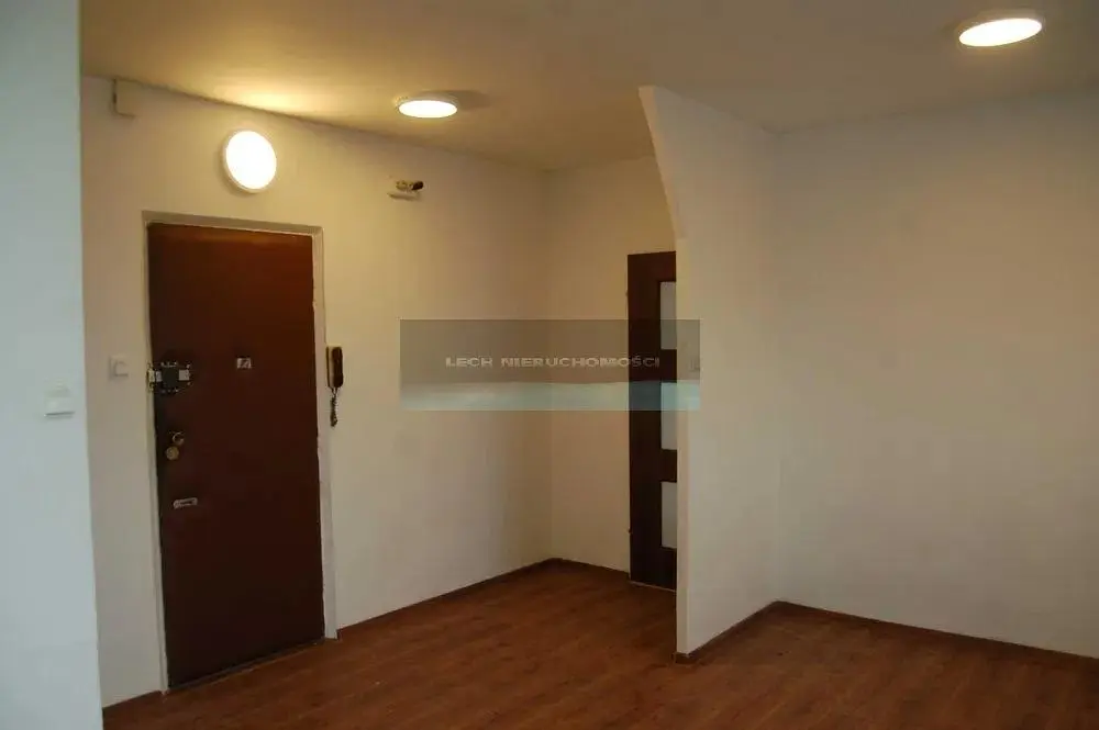 Salon; parquet, lumière naturelle, style moderne, hauteur sous plafond