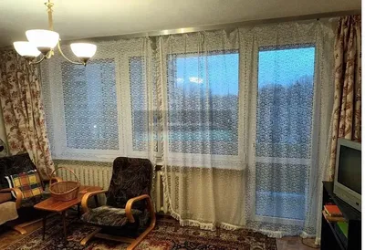 Salon; parquet, lumière naturelle, style moderne, hauteur sous plafond