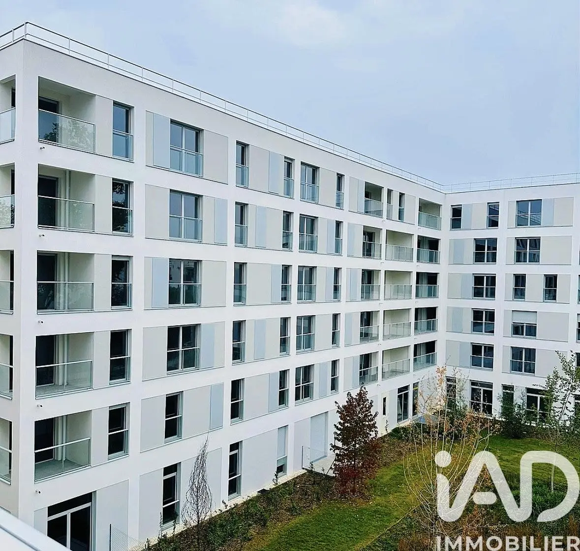 Keuken; keukenapparatuur, houten vloer, natuurlijk licht, moderne stijl, gerenoveerd