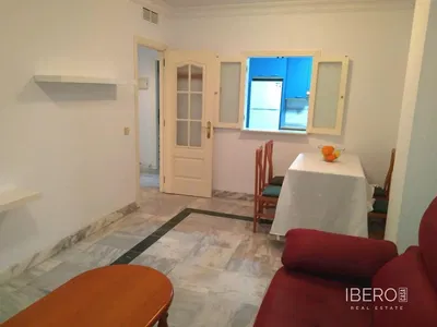 Salon; podłoga drewniana, światło dzienne, styl nowoczesny, wysokie sufity