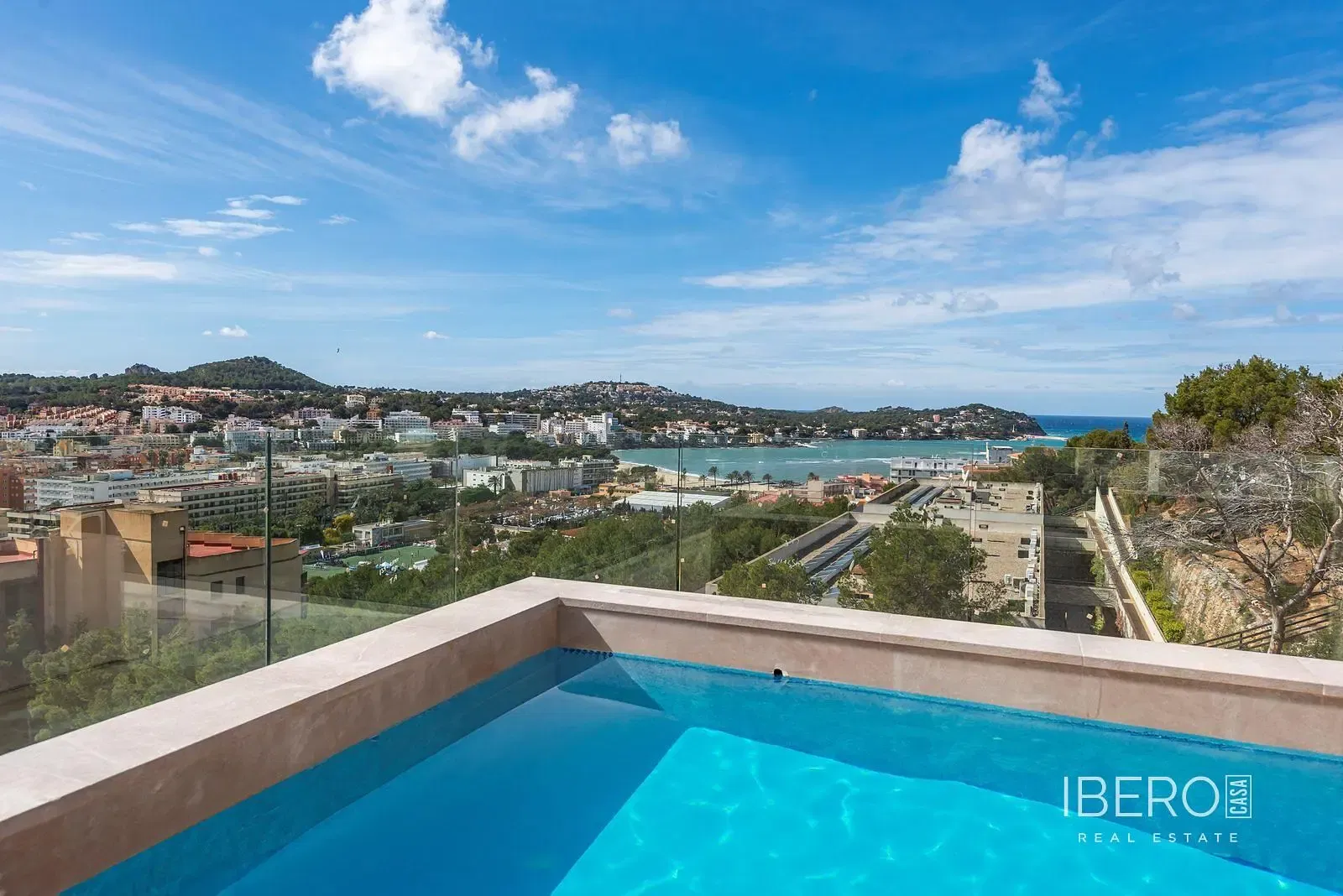 Wohnzimmer; holzboden, tageslicht, moderner stil, hohe decken