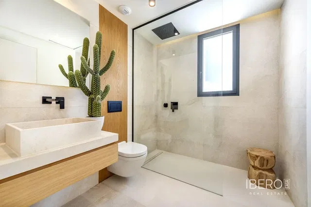 Soggiorno; pavimento in legno, luce naturale, stile moderno, soffitti alti