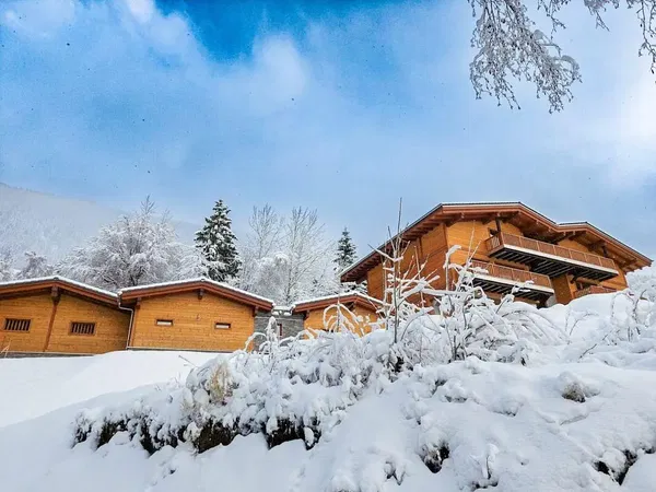 Σαλόνι; ξύλινο πάτωμα, φυσικό φως, μοντέρνο στυλ, ψηλά ταβάνια