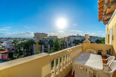 Oturma odası; ahşap zemin, doğal ışık, modern stil, yüksek tavan