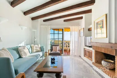 Oturma odası; ahşap zemin, doğal ışık, modern stil, yüksek tavan