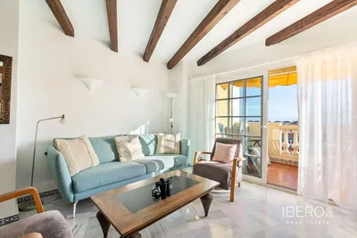 Oturma odası; ahşap zemin, doğal ışık, modern stil, yüksek tavan