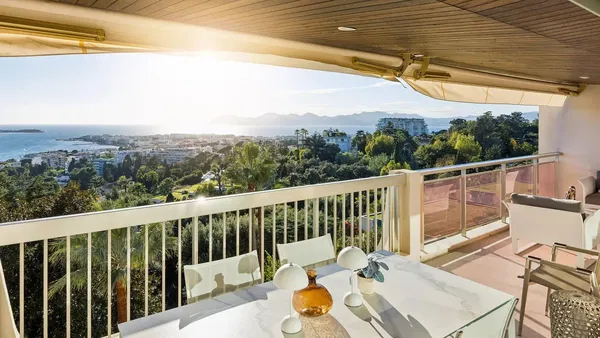 Σαλόνι; ξύλινο πάτωμα, φυσικό φως, μοντέρνο στυλ, ψηλά ταβάνια