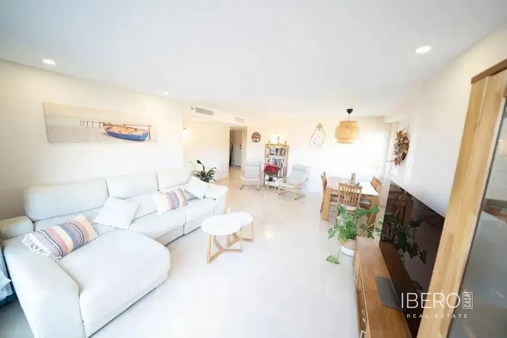 Living room; wood floor, natural light, modern style, high ceiling