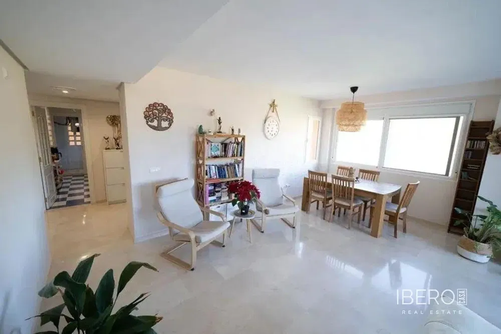 Living room; wood floor, natural light, modern style, high ceiling
