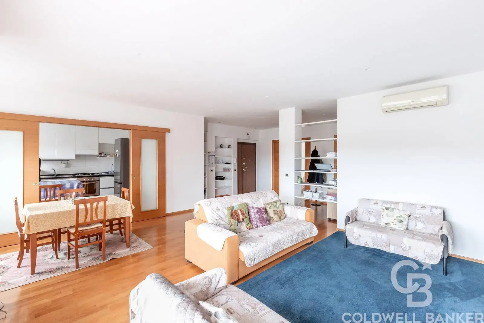 Σαλόνι; ξύλινο πάτωμα, φυσικό φως, μοντέρνο στυλ, ψηλά ταβάνια