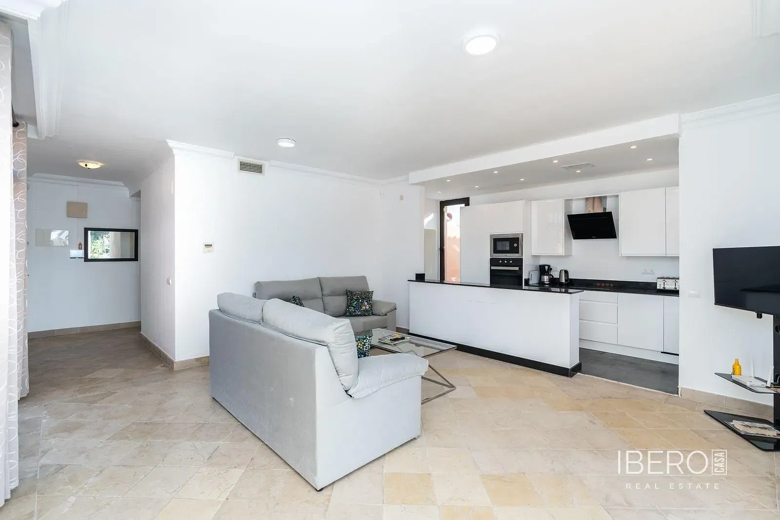 Oturma odası; ahşap zemin, doğal ışık, modern stil, yüksek tavan