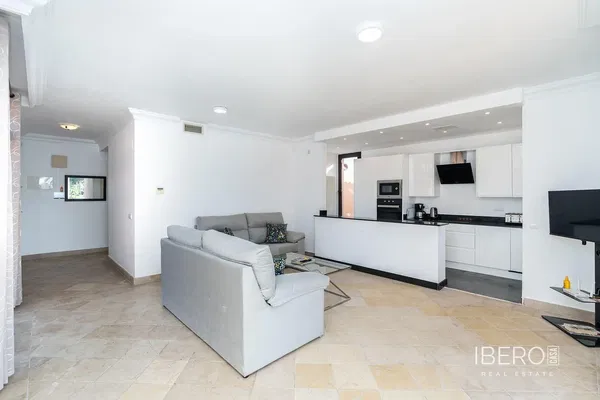 Obývací pokoj; dřevěná podlaha, přirozené světlo, moderní styl, vysoké stropy