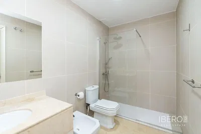 Oturma odası; ahşap zemin, doğal ışık, modern stil, yüksek tavan