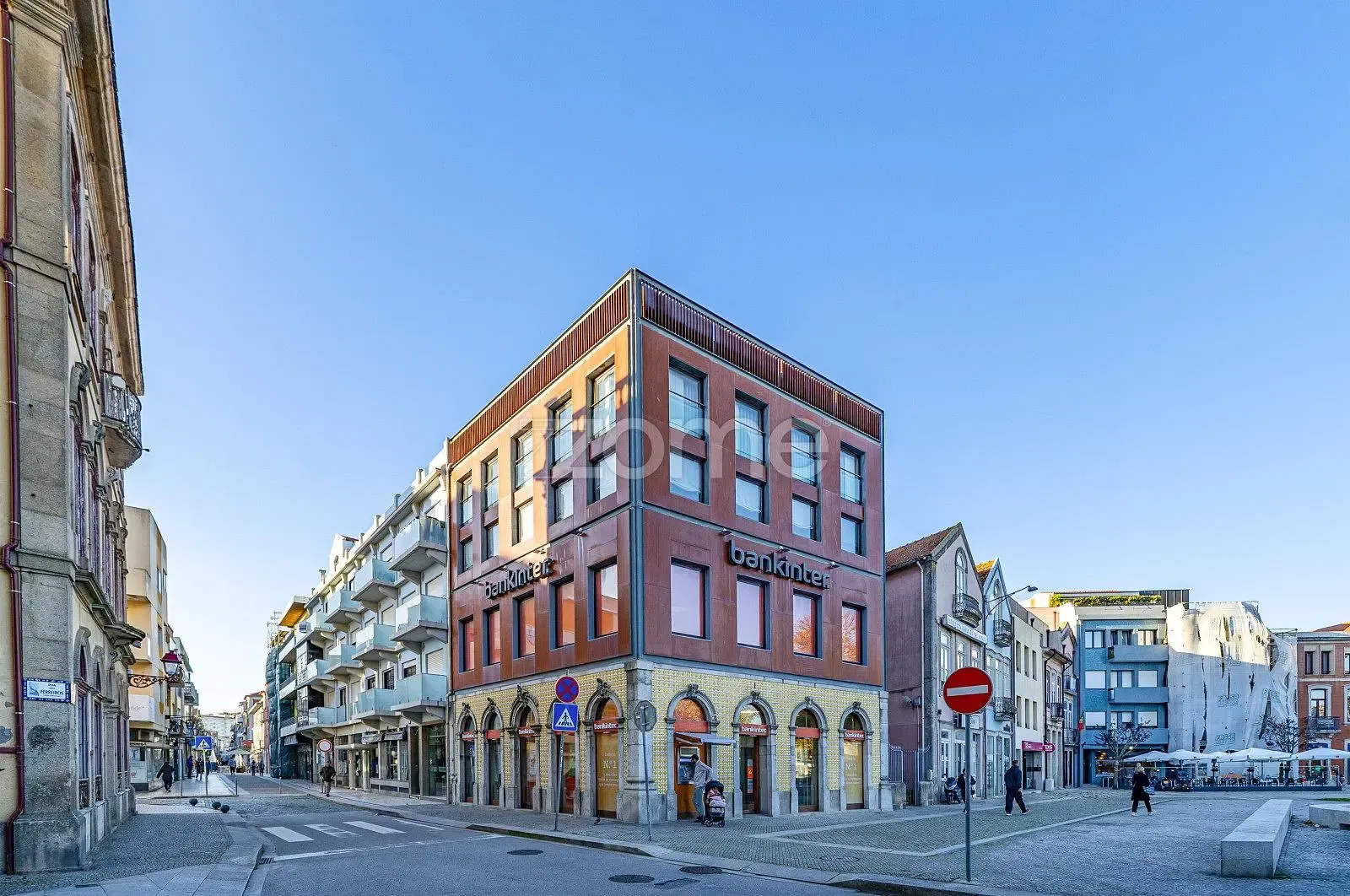 Хол; дървен под, естествена светлина, модерен стил, високи тавани