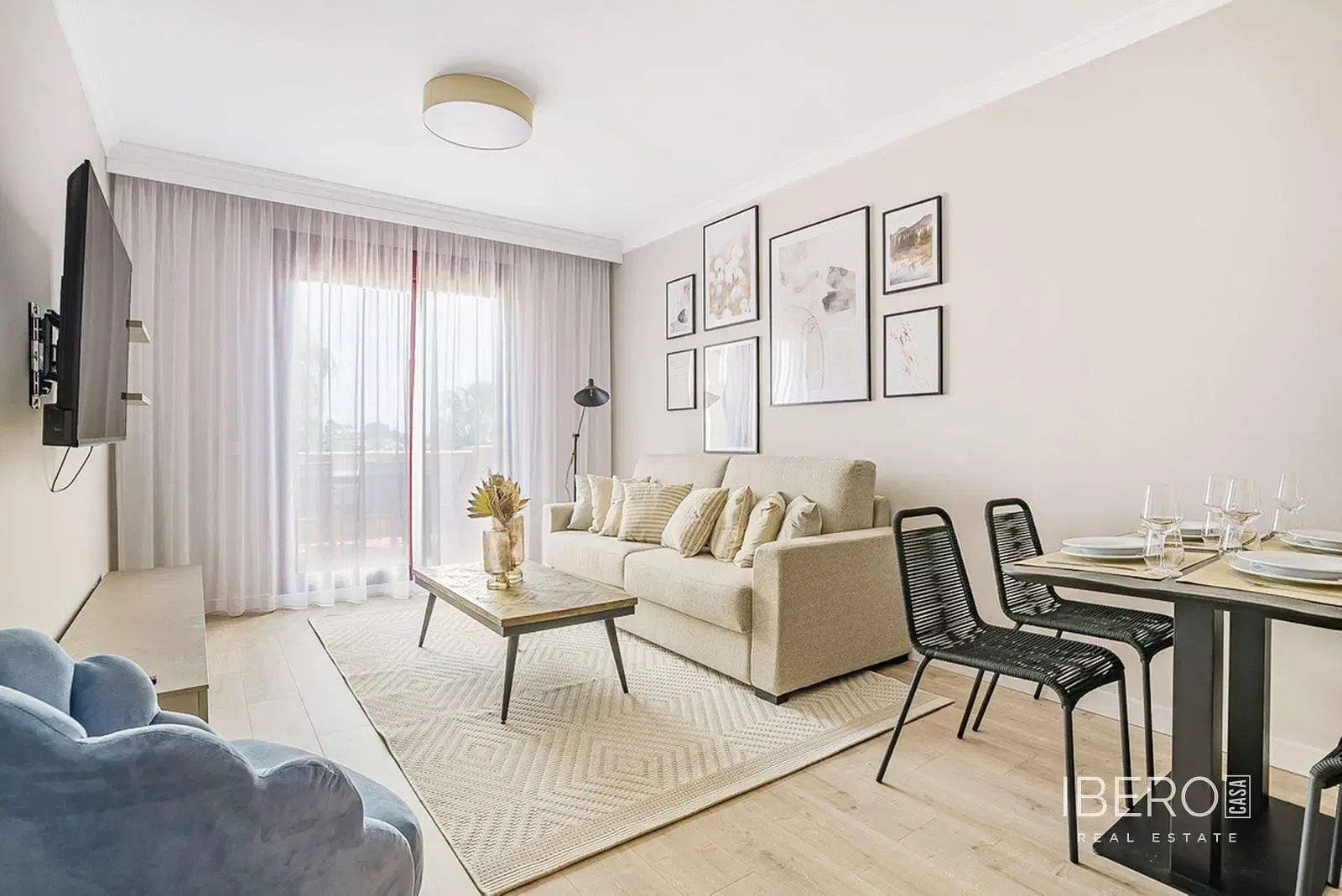 Living room; wood floor, natural light, modern style, high ceiling