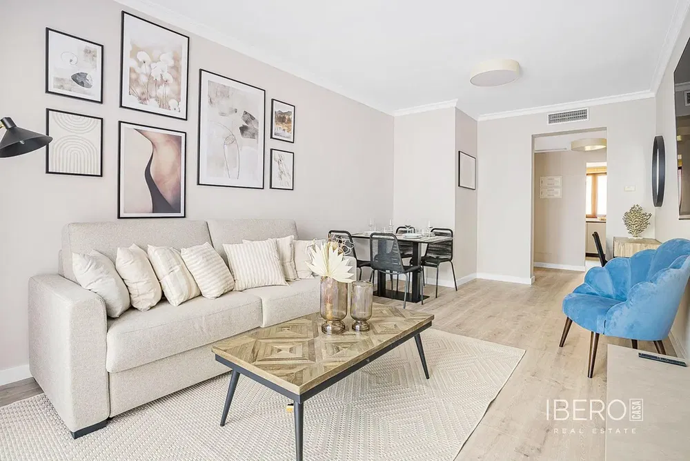 Living room; wood floor, natural light, modern style, high ceiling