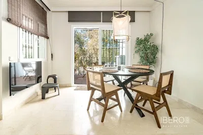 Dnevna soba; drveni pod, prirodno svjetlo, moderni stil, visoki plafoni