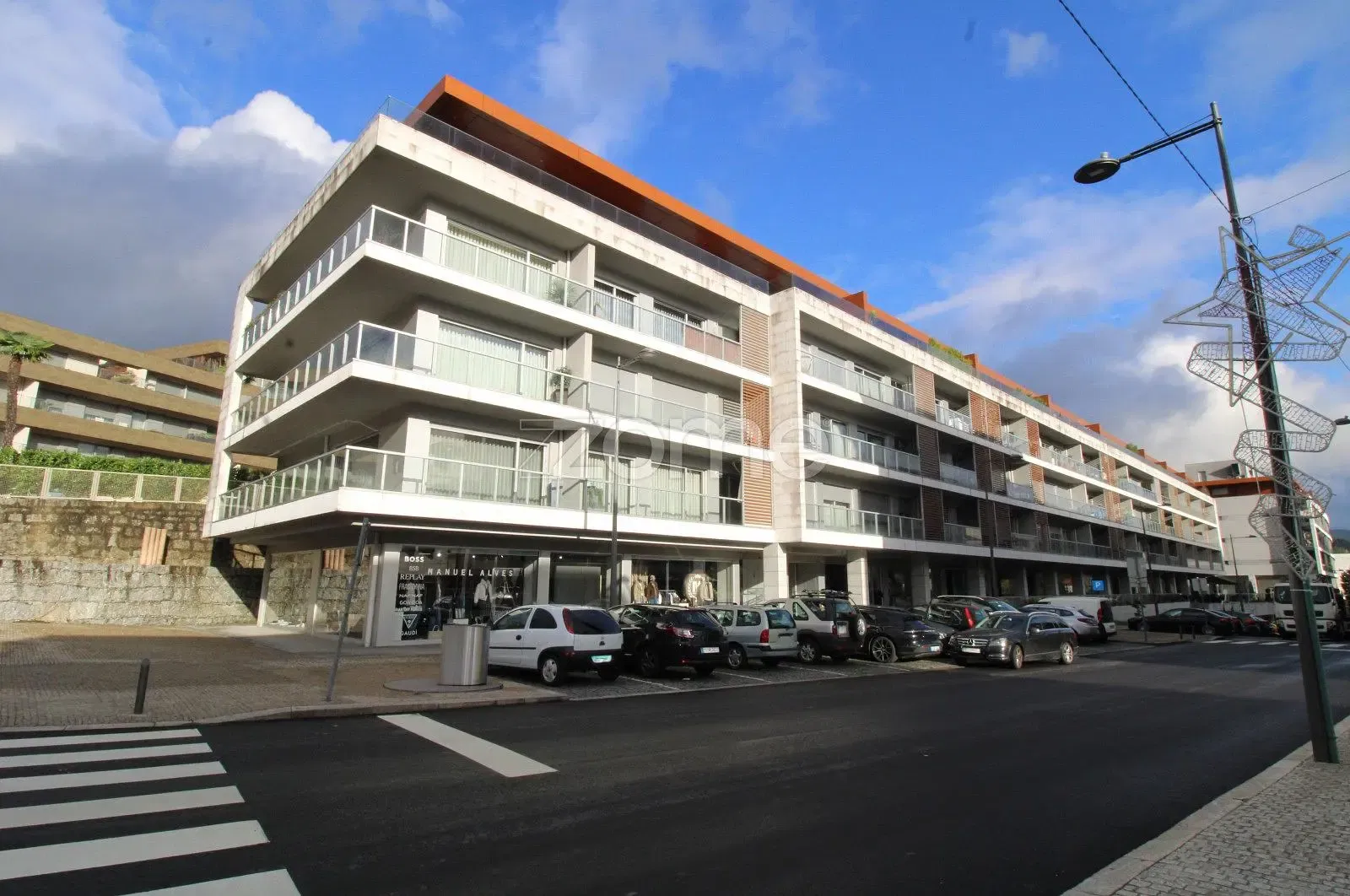 Σαλόνι; ξύλινο πάτωμα, φυσικό φως, μοντέρνο στυλ, ψηλά ταβάνια