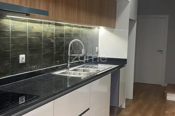 Woonkamer; houten vloer, natuurlijk licht, moderne stijl, hoge plafonds