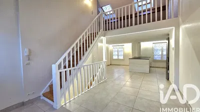 Хол; дървен под, естествена светлина, модерен стил, високи тавани