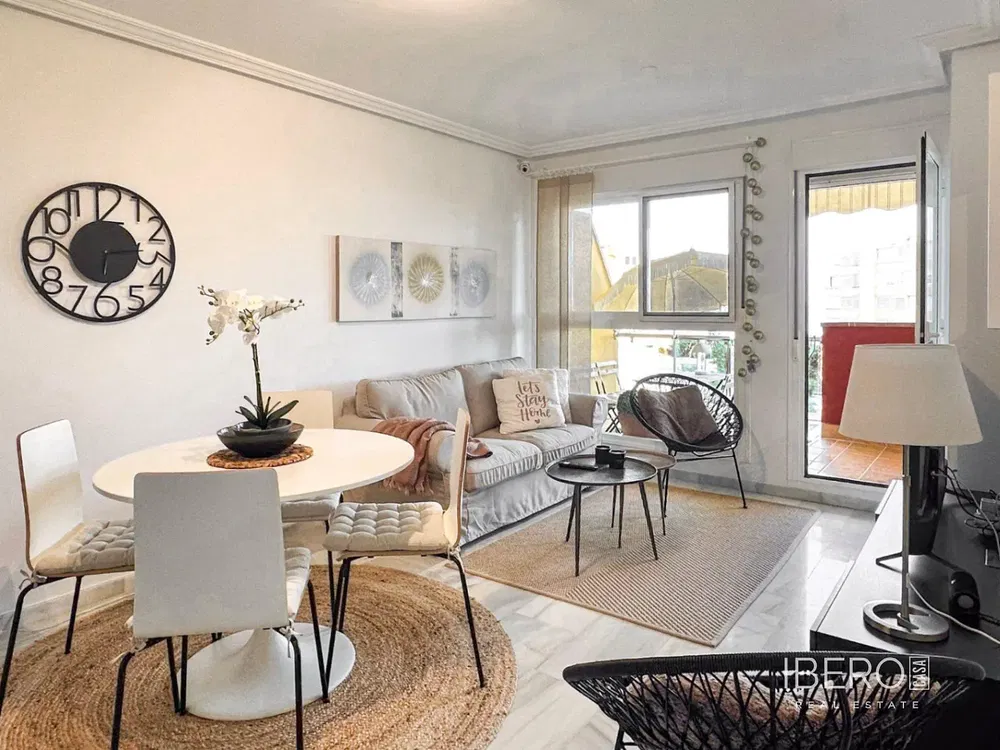 Salon; podłoga drewniana, światło dzienne, styl nowoczesny, wysokie sufity