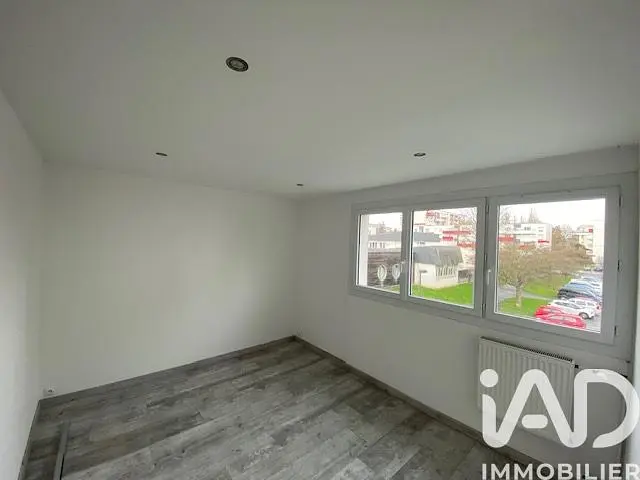 Σαλόνι; ξύλινο πάτωμα, φυσικό φως, μοντέρνο στυλ, ψηλά ταβάνια