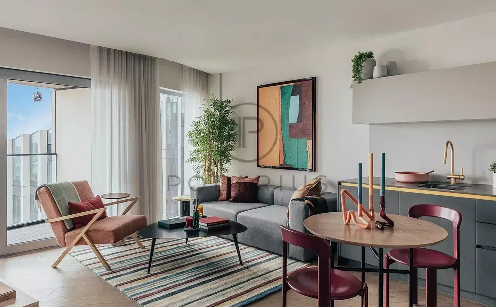 Salon; parquet, lumière naturelle, style moderne, hauteur sous plafond