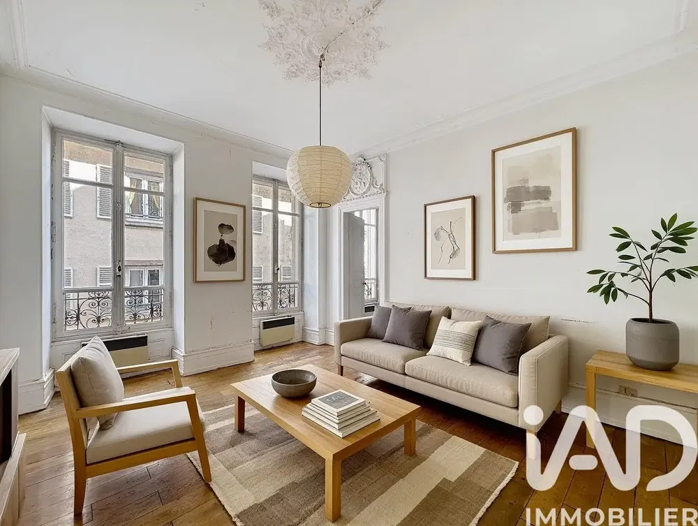 Хол; дървен под, естествена светлина, модерен стил, високи тавани