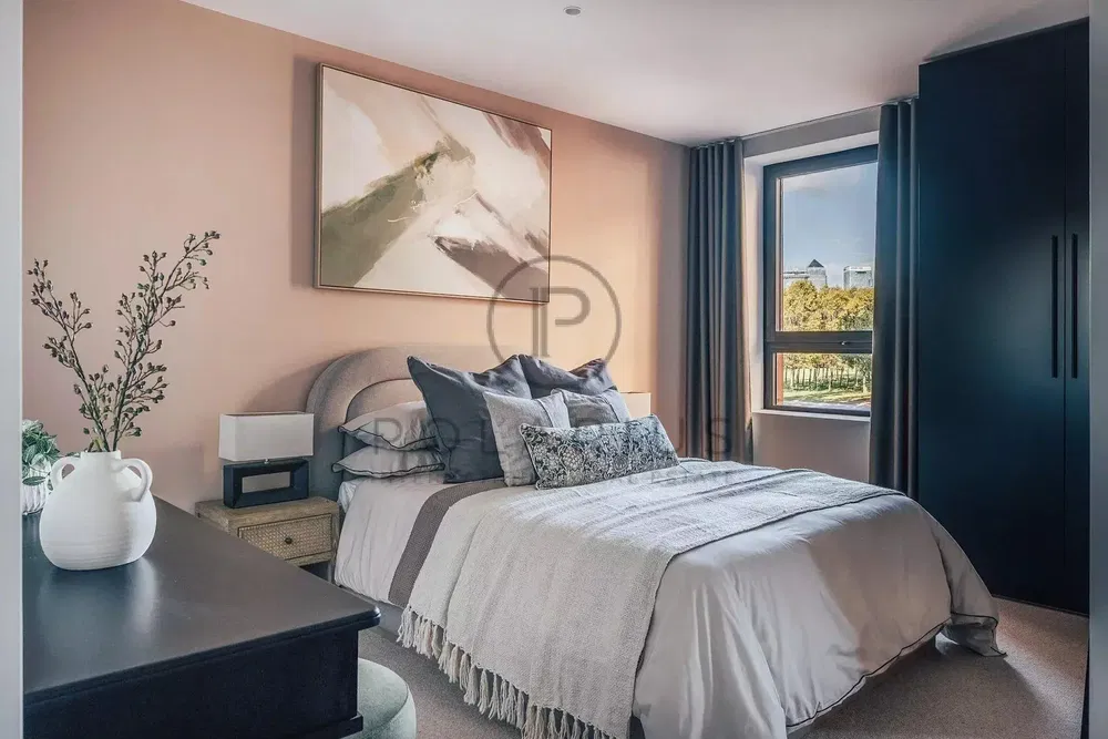 Salón; suelo de madera, luz natural, estilo moderno, techos altos