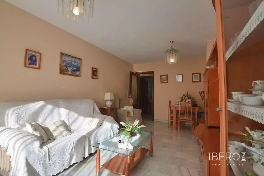 Dnevna soba; drveni pod, prirodno svjetlo, moderni stil, visoki plafoni