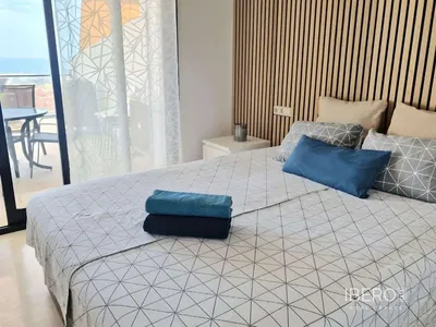 Dnevna soba; drveni pod, prirodno svjetlo, moderni stil, visoki plafoni