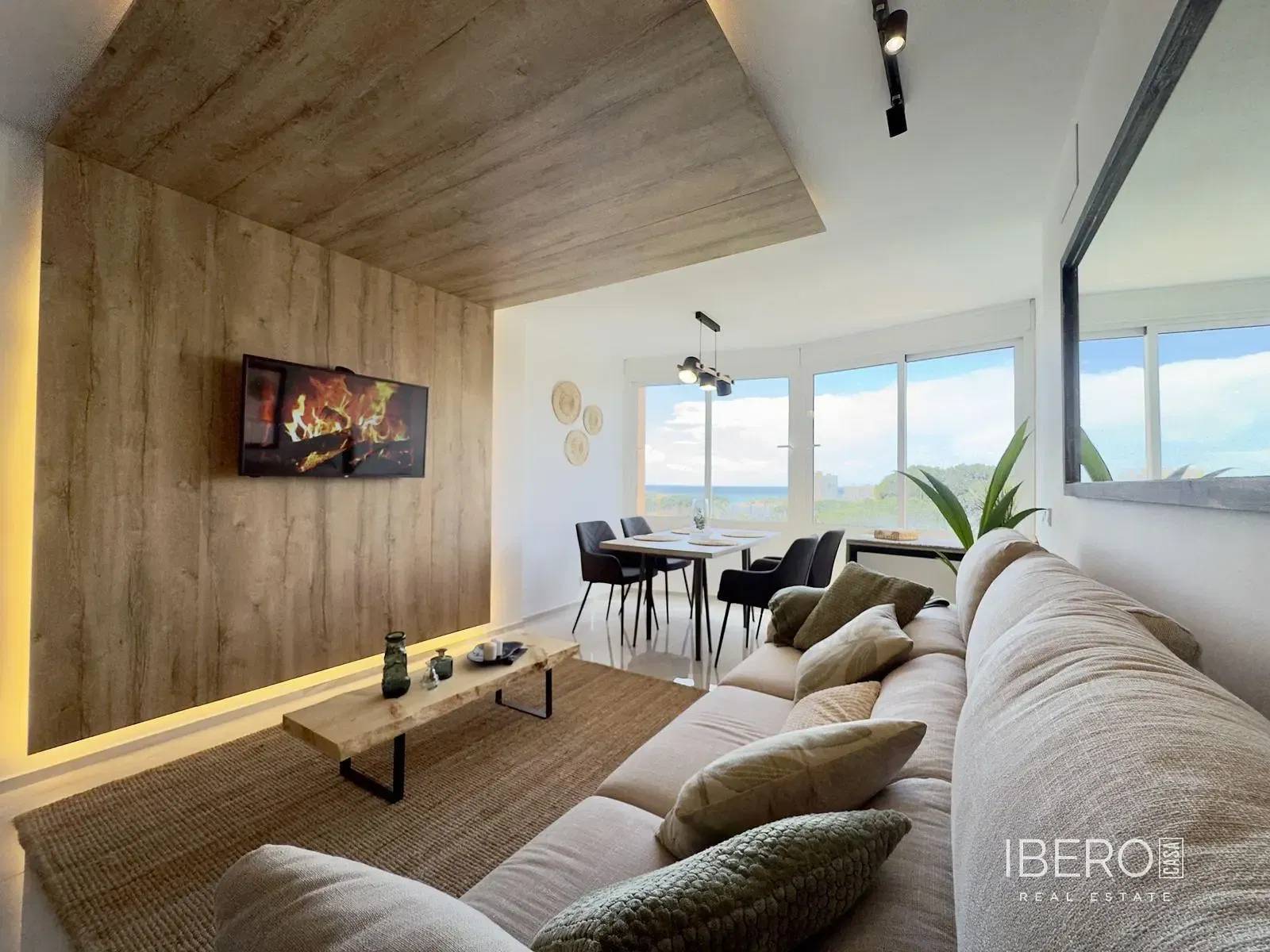 Dnevna soba; drveni pod, prirodno svjetlo, moderni stil, visoki plafoni