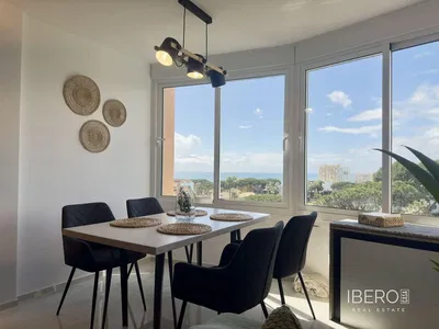 Dnevna soba; drveni pod, prirodno svjetlo, moderni stil, visoki plafoni