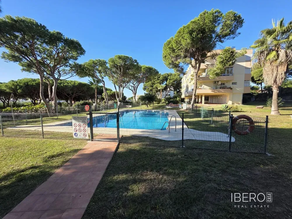 Dnevna soba; drveni pod, prirodno svjetlo, moderni stil, visoki plafoni